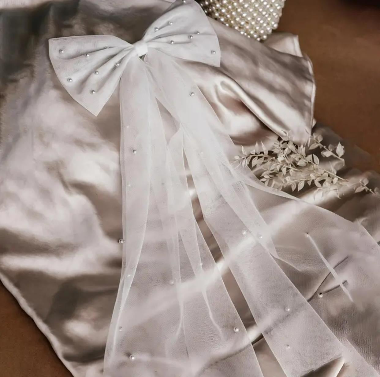 Elegant White Tulle Bow Bridal Veil with Faux Pearls