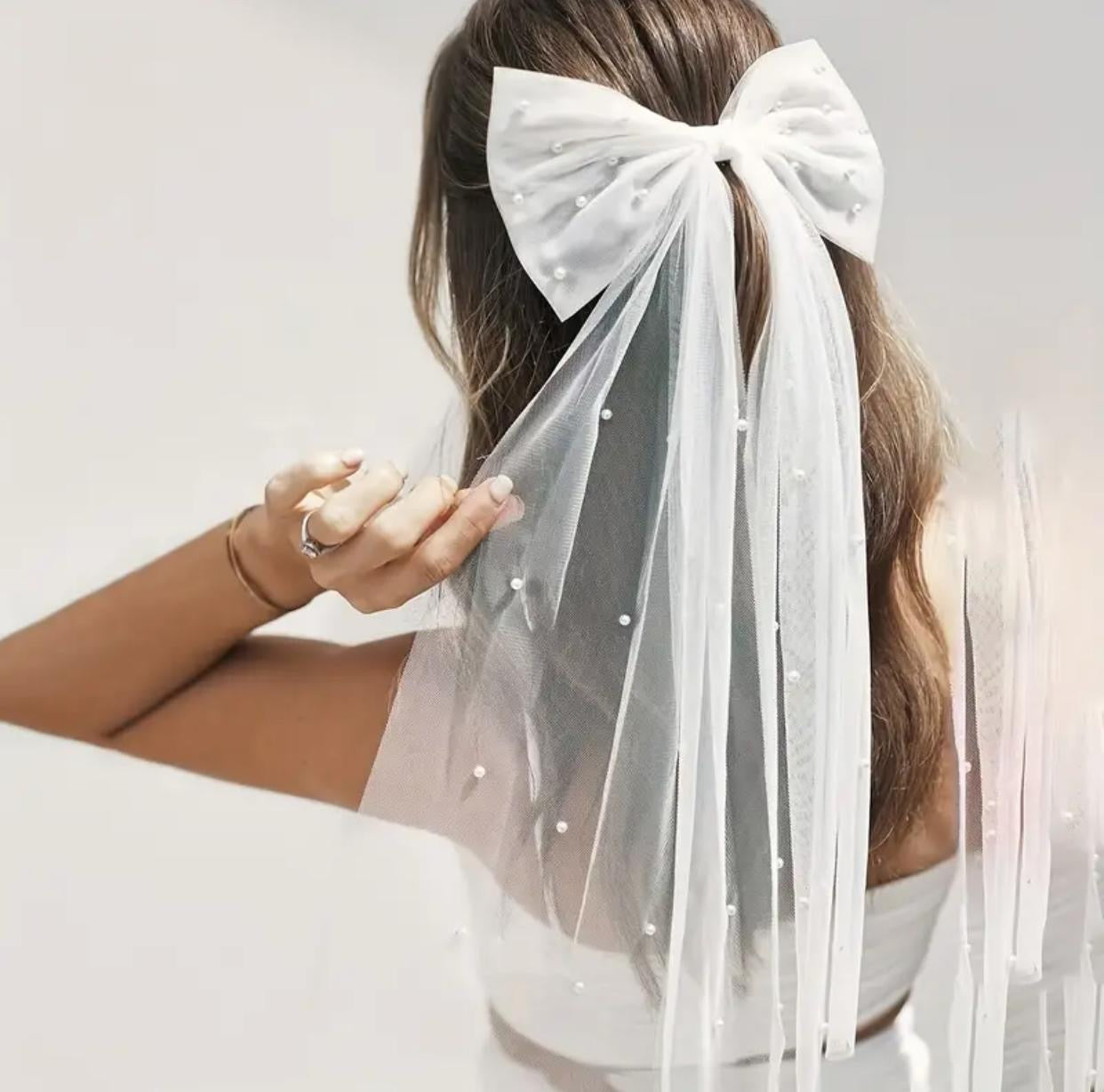 Elegant White Tulle Bow Bridal Veil with Faux Pearls